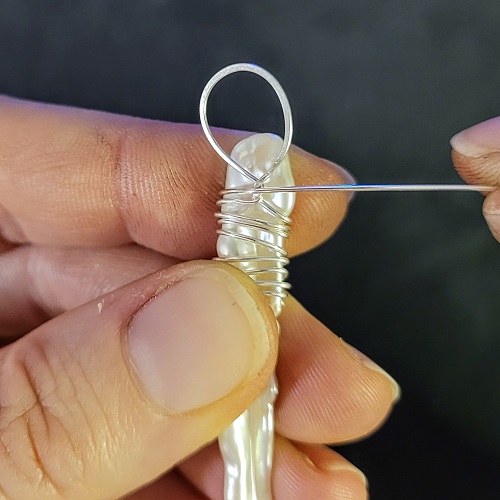 Jennifer Brooks's Glass and Ice Simple Woven Stick Pearl Necklace - , Contemporary Wire Jewelry, Wire Wrapping, Wrapping, Wire Wrapping Jewelry, Wrap the weaving wire around the halo post, twice.